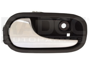 012-0630-37 MANIJA INTERIOR CV MALIBU 08-12 SN AURA 07-10 CON HOYO PARA LUZ LED NEGRA/CROMO PLASTICO DELANTERA IZQ