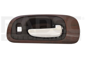 012-0720-04 MANIJA INTERIOR CR 300 M/CONCORDE LXI DELANTERA 99-04 NEGRO/CROMO C/HOYO P/SEGURO C/BISEL TIPO MADERA DER