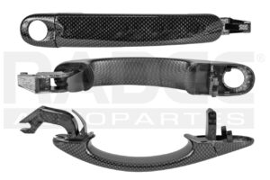 012-3103-07 MANIJA EXTERIOR VW BORA 05-10/EOS 06-10 CON HOYO PARA LLAVE FIBRA DE CARBON NEGRA PLASTICO DELANTERA IZQ