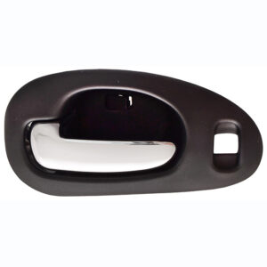 100337 MANIJA INTERIOR CR 300M 99-04/CONCORDE 98-04  CON HOYO PARA SEGURO NEGRA/CROMO PLASTICO DELANTERA IZQUIERDA