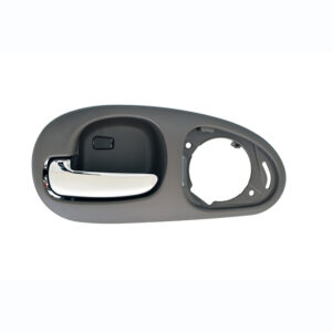 101167 MANIJA INTERIOR CR 300M 99-04/CONCORDE 98-04 CON HOYO PARA BOCINA GRIS/CROMO PLASTICO TRASERA IZQUIERDA