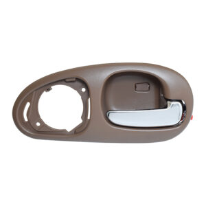 104484 MANIJA INTERIOR CR 300M 99-04/CONCORDE 98-04  CON HOYO PARA BOCINA BEIGE/CROMADA PLASTICO TRASERA DERECHA