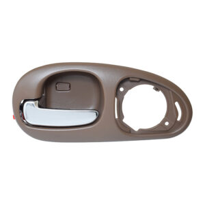104485 MANIJA INTERIOR CR 300M 99-04/CONCORDE 98-04  CON HOYO PARA BOCINA BEIGE/CROMADA PLASTICO TRASERA IZQUIERDA