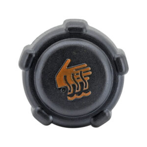 108618 TAPON NS KICKS 17-20  RN DUSTER 13-21/CAPTUR 18-20/FLUENCE 11-16/OROCH 18-20/MEGANE II 04-07/SANDERO 12-18/KANGOO 09-19/LOGAN 15-19  ANTICONGELANTE 3.3 CM NEGRO 5.5 CM PLASTICO CHIN 3.6 CM 7700805131  Delantera