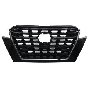 204-2351-03 PARRILLA NS KICKS 21-24 NEGRA BRILLANTE C/MOLDURA CROMADA C/HOYO P/CAMARA