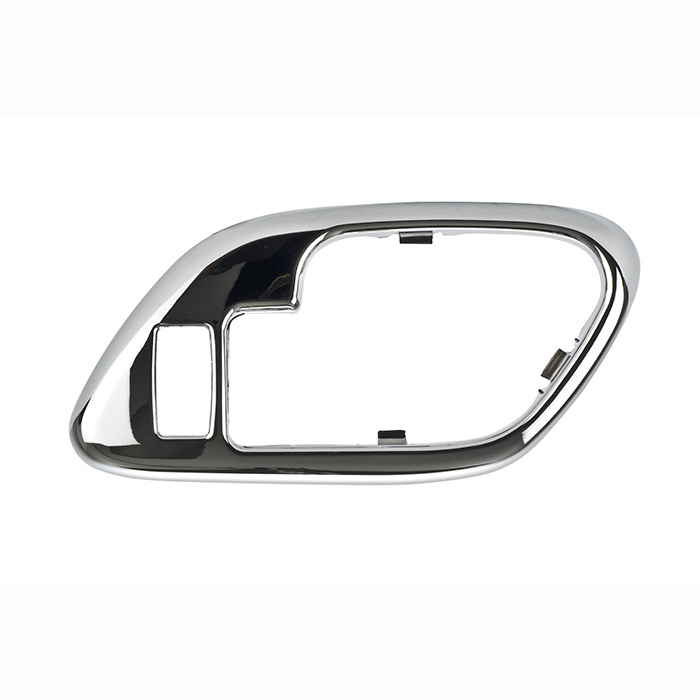 99524 MANIJA INTERIOR CV CHEYENNE/CUSTOM 95-98/SUBURBAN 95-99/SILVERADO 95-98/TAHOE 95-99 GM SIERRA/YUKON 95-98 CD ESCALADE ESV 95-00 CV PICK UP 95-98 BISEL CON HOYO CROMO PLASTICO DELANTERA/TRASERA DERECHA