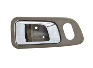 012-1307-15 MANIJA INTERIOR HD PILOT 03-08 CON HOYO PARA SEGURO CAFE/CROMADO PLASTICO DELANTERA IZQ