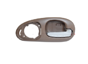 012-0720-24 MANIJA INTERIOR CR 300 M 99-04/CONCORDE 98-04 CON HOYO PARA BOCINA BEIGE/CROMADA PLASTICO TRASERA DER